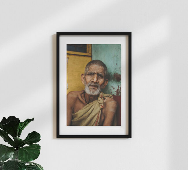 Alter hinduistischer Priester, Indien – Fotokunst von David Wurth als Poster oder Acrylglasbild