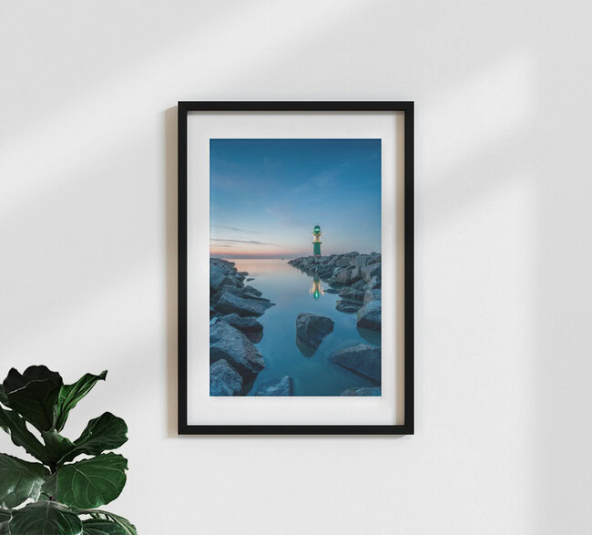 Der Leuchtturm Westmole von Warnemünde, Deutschland – Fotokunst von Jan Becke als Poster oder Acrylglasbild