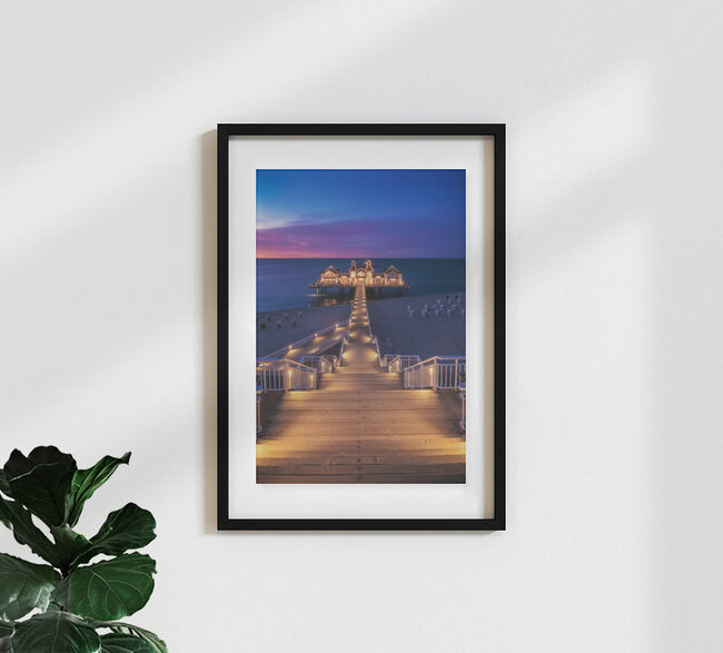 Seebrücke Sellin bei Nacht, Deutschland – Fotokunst von Jean Claude Castor als Poster oder Acrylglasbild