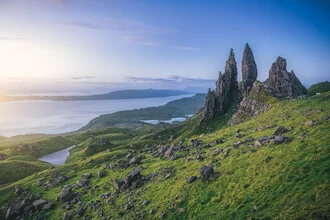 Isle of Skye Old Man of Storr bei Sonnenaufgang, United Kingdom – wall art by Jean Claude Castor as Poster or Acrylic Glass Print