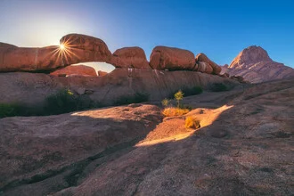 Namibia Spitzkoppe und Natural Arch, Namibia – Fotokunst von Jean Claude Castor als Poster oder Acrylglasbild