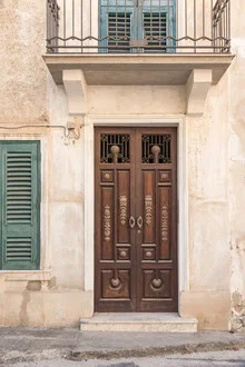 Brown wooden door, Italien – Fotokunst von Photolovers . als Poster oder Acrylglasbild