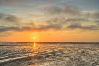 Sonnenaufgang im Wattenmeer an der Nordsee, Deutschland – Fotokunst von Michael Valjak als Poster oder Acrylglasbild