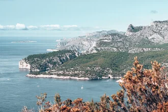 Blick über den Calanques-Nationalpark zur Felsnase Grande Candelle - fotokunst von Eva Stadler