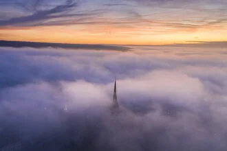 Thomaskirche in Erfurt im Nebelmeer - fotokunst von Dennis Schmelz