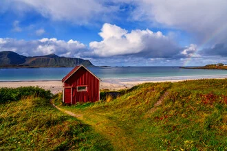 Strandhaus Lofoten Norwegen, Norwegen – Fotokunst von Achim Thomae als Poster oder Acrylglasbild