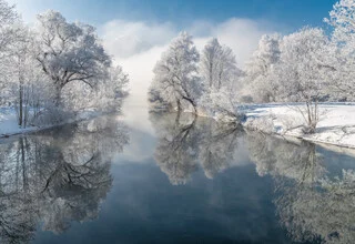 Eiskalter Wintermorgen am Kochelsee, Deutschland – Fotokunst von Achim Thomae als Poster oder Acrylglasbild
