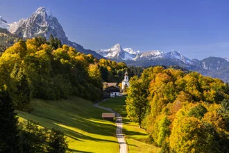 Bergdorf Wamberg in Oberbayern, Deutschland – Fotokunst von Achim Thomae als Poster oder Acrylglasbild