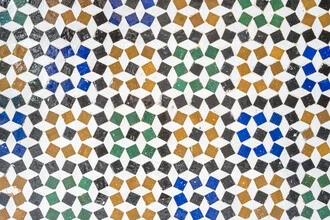 Colorful square tiles in Morocco, Marokko – Fotokunst von Photolovers . als Poster oder Acrylglasbild