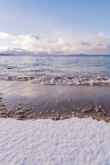 Winterstrand, Norwegen, Norwegen – Fotokunst von Eva Stadler als Poster oder Acrylglasbild