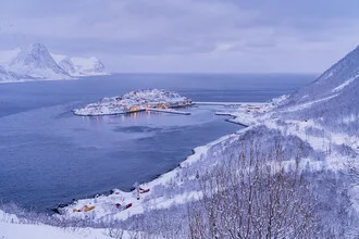 Husøy auf Senja, Nordnorwegen, Norwegen – Fotokunst von Eva Stadler als Poster oder Acrylglasbild