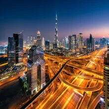 Dubai Skyline Panorama, Vereinigte Arabische Emirate – Fotokunst von Achim Thomae als Poster oder Acrylglasbild
