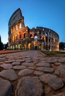 Kolosseum in Rom vor Sonnenaufgang, Italien – Fotokunst von Achim Thomae als Poster oder Acrylglasbild