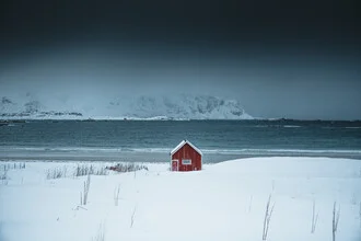 Johannes Hulsch, Rotes Haus an der schneebedeckten Küste von Ramberg in Norwegen - Norwegen, Europa
