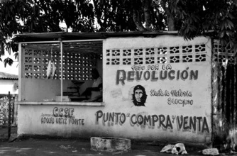 El carnicero, Cuba – Arte mural de Lin Lin como póster o impresión en acrílico sobre vidrio