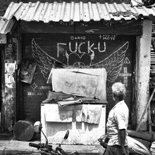 Noi umani, India – arte di Jagdev Singh come poster o stampa su vetro acrilico