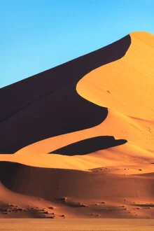 Namibia Sossusvlei Licht und Schatten, Namibia – arte di Jean Claude Castor come poster o stampa su vetro acrilico