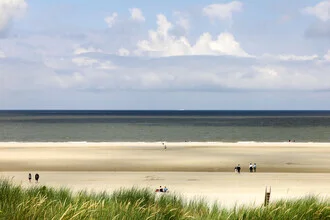 Vita da spiaggia, Germania – arte di Manuela Deigert come poster o stampa su vetro acrilico