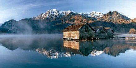 Capanne di pescatori Baviera Germania, Germania – arte di Achim Thomae come poster o stampa su vetro acrilico