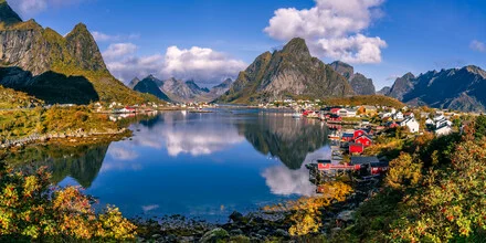 Herfst in Reine op de Lofoten-eilanden, Noorwegen – wandkunst van Achim Thomae als poster of acrylglasprint
