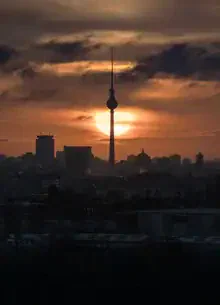 Fotokunst von Patrick Noack: sanfter Sonnenaufgang über der Stadtlandschaft