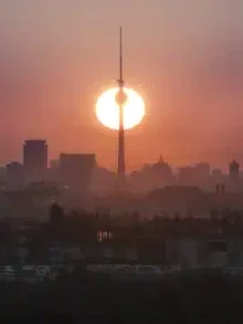 Fotokunst im Sonnenaufgang über Berlins Skyline mit sanften Farben.