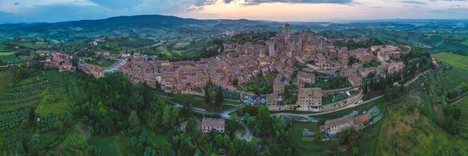 Italien Toskana San Gimignano Panorama aus der Luft - Fineart photography by Jean Claude Castor