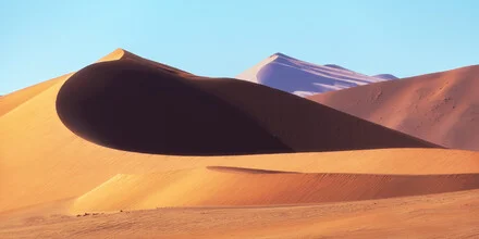 Namibia Sossusvlei Dünen mit Licht und Schatten - fotokunst von Jean Claude Castor