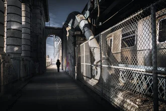 Ein Moment auf der Manhattan Bridge - fotokunst von Tillmann Konrad