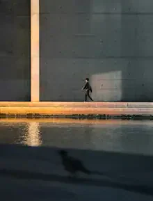 Fotokunst von Patrick Noack: urbaner Morgen in Berlin mit Menschen und Lichtspiel.