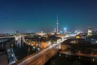 Fotokunst von Patrick Noack: Nordlichter über Berlin bei Nacht