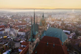 Sonnenaufgang über dem Erfurter Weihnachtsmarkt - fotokunst von Dennis Schmelz