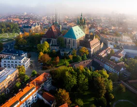 Herbstmorgen: Nebel über den Dächern von Erfurt - Fineart photography by Dennis Schmelz