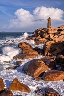 Leuchtturm in der stürmischen Bretagne, Frankreich – Fotokunst von Achim Thomae als Poster oder Acrylglasbild