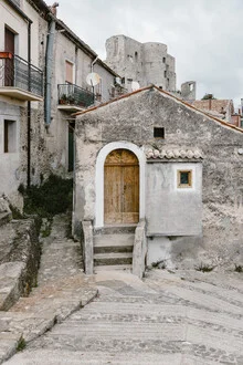 Wooden door in a grey village - fotokunst von Photolovers .