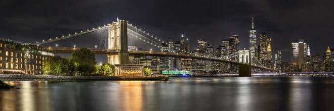 Grandiose NYC Skyline vom Ufer in Brooklyn | Panorama - fotokunst von Melanie Viola