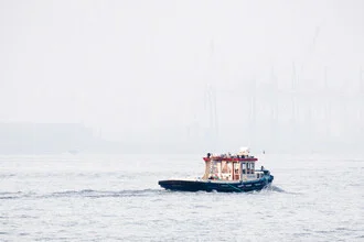 Boot im Hamburger Hafen, Deutschland – Fotokunst von Nils Steiner als Poster oder Acrylglasbild