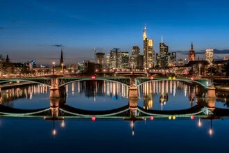 Fotokunst von Achim Thomae: Skyline von Frankfurt am Main bei Sonnenuntergang