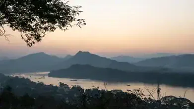 Fotokunst von Christian Janik: ruhige Szene am Mekong bei Sonnenuntergang