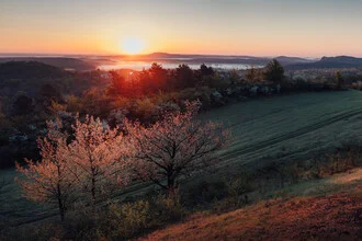Sonnenaufgang im Hinterland, Deutschland – Fotokunst von Maximilian Fischer als Poster oder Acrylglasbild
