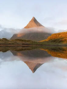 Volandstind, Norwegen, Norwegen – Fotokunst von Reiner Hofer als Poster oder Acrylglasbild