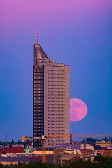 Uniriese und Vollmond, Deutschland – Fotokunst von Martin Wasilewski als Poster oder Acrylglasbild