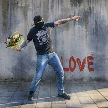 Wirf Blumen statt Bomben, Deutschland – Fotokunst von Roswitha Schleicher-Schwarz als Poster oder Acrylglasbild