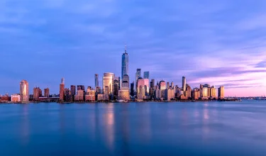 Fotokunst von Achim Thomae: Sonnenuntergang über New York City am Hudson River