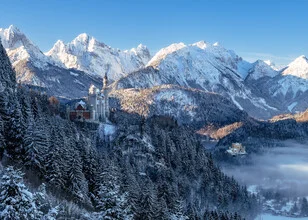 Fotokunst von Achim Thomae: Winterlandschaft mit Schloss im Morgennebel