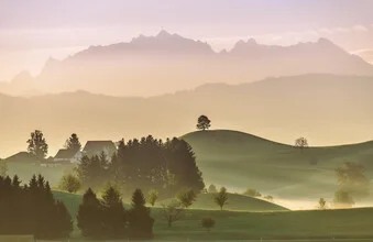 Fotokunst von Achim Thomae: sanftes Bergpanorama im Morgennebel