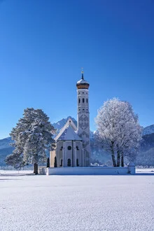 Fotokunst von Achim Thomae: Winterlandschaft in Bayern mit klaren Himmel und Bergen