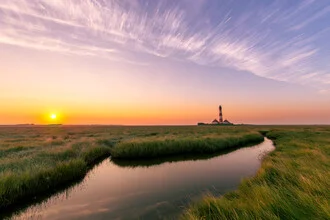 Fotokunst von Achim Thomae: Leuchtturm Westerheversand am Sonnenaufgang im Nationalpark Wattenmeer