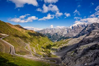 Fotokunst von Achim Thomae: malerische Serpentinen des Stilfser Jochs in den Alpen