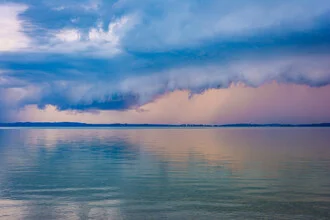 Fotokunst von Martin Wasilewski: Gewitter über dem Chiemsee mit dramatischen Wolken